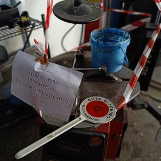 Non è iscritta al registro delle imprese: sequestrata una carrozzeria in strada di Settimo