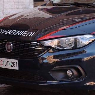 Ragazza di 18 anni si chiude nel bagno della scuola e minaccia il suicidio: salvata dai carabinieri