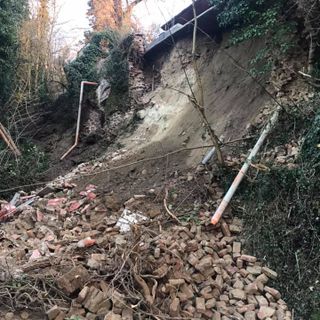 Crolla una collina sulla strada provinciale 100 a San Sebastiano Po