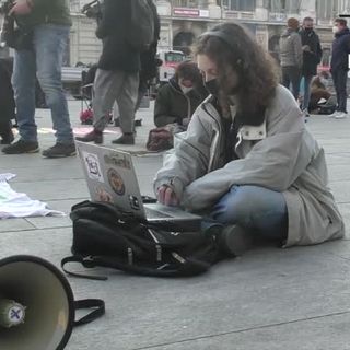 I ragazzi costretti in Dad protestano simbolicamente seguendo le lezioni all'aperto in piazza Castello