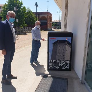 Il sindaco Claudio Castello e l'assessore Tiziana Siragusa accanto al box con gli operatori della biblioteca