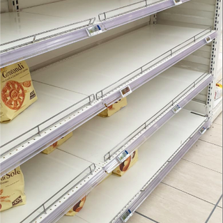 Alcuni scaffali di un supermercato della città