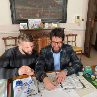 Gli amministratori comunali con l'album delle figurine