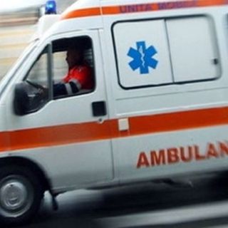 Cede una grata sul marciapiede, paura per la caduta di un uomo