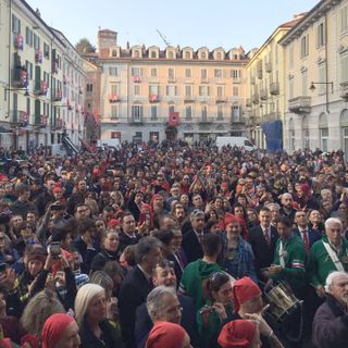 La folla che acclama la Mugnaia Paola Gregorutti