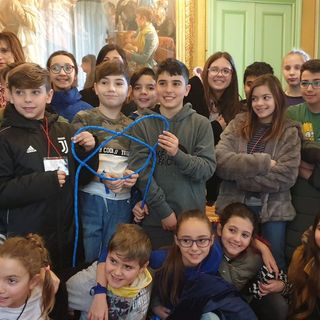 Il momento della consegna del nodo blu in Comune