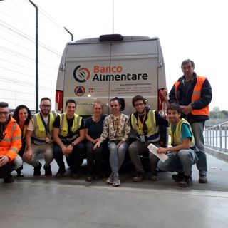 Una delegazione di lavoratori che ha consegnato la prima donazione di prodotti