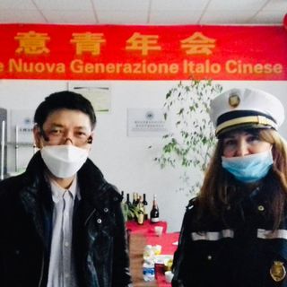 Il momento della consegna dei materiali