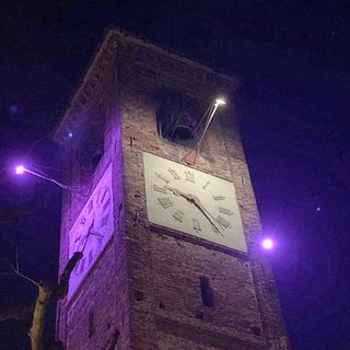 Il campanile di Rondissone colorato di viola Il campanile di Rondissone colorato di viola