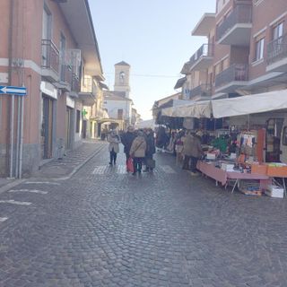 I banche del mercato nel centro storico di Verolengo