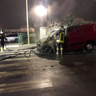A fuoco un furgone in via Ivrea a Chivasso