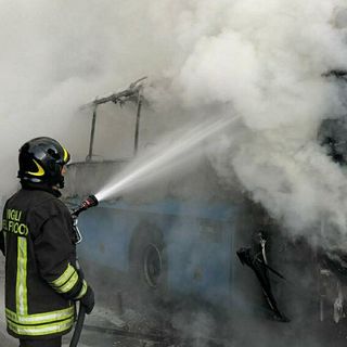 L'incendio del bus a Torre Canavese