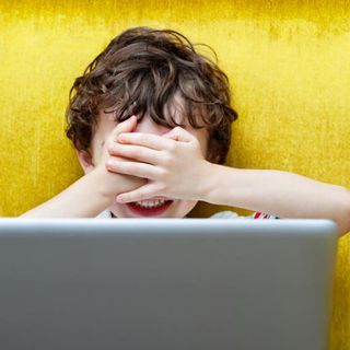 Adescava bambini in chat per poi farsi spedire foto e video pedopornografici: diciassettenne scoperto grazie a una mamma di Rivoli