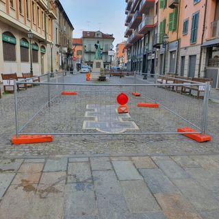 La Campana installata in piazza Carletti