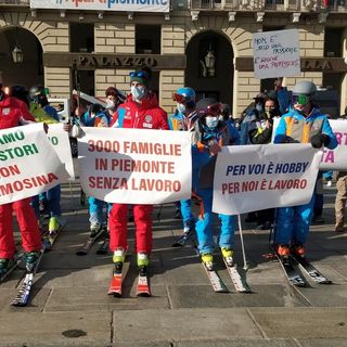 Maestri di sci in piazza a Torino