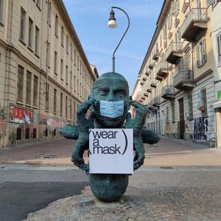 Torino, la scultura “Eco” davanti a Palazzo Nuovo è di nuovo mascherata
