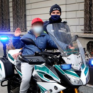 La polizia municipale raccoglie fondi a sostegno delle famiglie con bambini affetti da malattie o disabilità