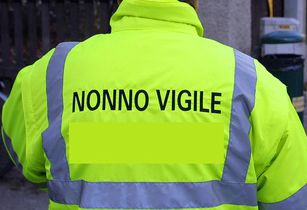 Automobilista aggredisce un nonno vigile