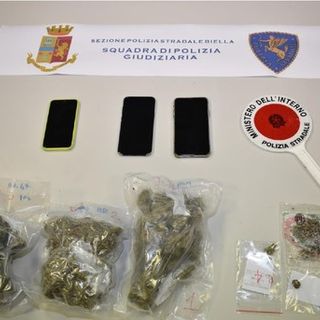 Arrestati dalla Polizia stradale due giovani spacciatori di Ivrea. Sequestrati 300 grammi di marijuana e altra droga