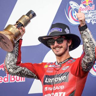 Pecco sul podio non festeggia per rispetto della famiglia di Dean Bert a Vinales, morto nella gare di Jerez