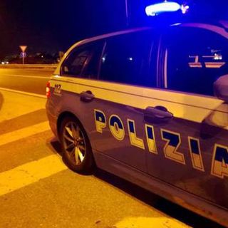 Viaggiano in piena notte a velocità sostenuta: erano con un'auto rubata