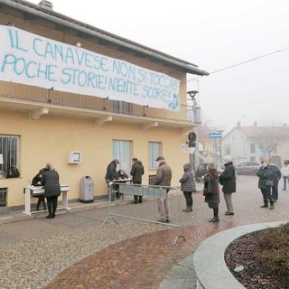 Cittadini e amministrazione scendono in piazza per dire no al deposito unico delle scorie nucleari in canavese