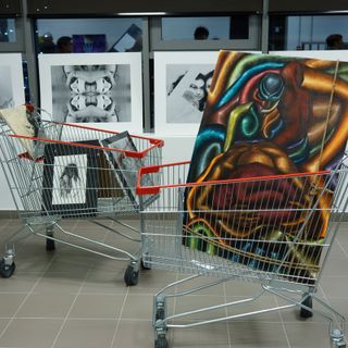 Al Parco Commerciale Dora c'è “Rosso indelebile”, arte diffusa contro la violenza sulle donne