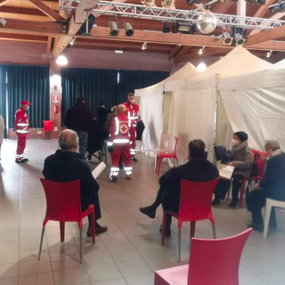 La Croce Rossa di Settimo Torinese durante le vaccinazioni al Centro Bosio La Croce Rossa di Settimo Torinese durante le vaccinazioni al Centro Bosio