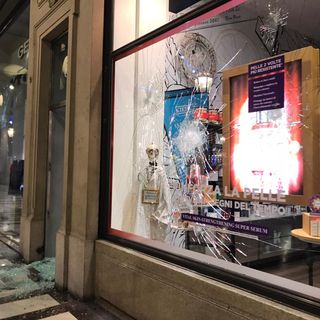 Scontri in centro, i manifestanti sfasciano le vetrine e saccheggiano i negozi [FOTO e VIDEO]