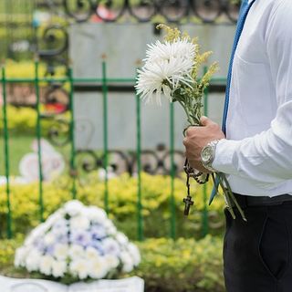 Organizzazione cerimonia funebre: cremazione oppure no?