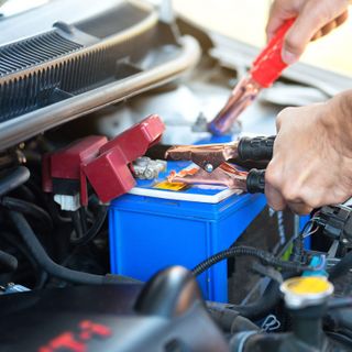 Batteria Auto Scarica: Sintomi, Cause e Cosa Fare