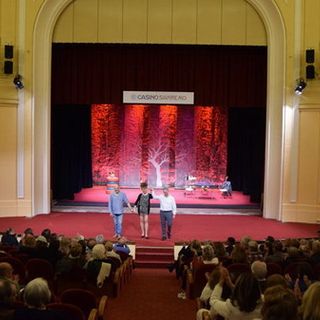 Il Casinò di Sanremo saluta la sua stagione teatrale con un trionfo: applausi scroscianti per l'ultima rappresentazione del 25 aprile
