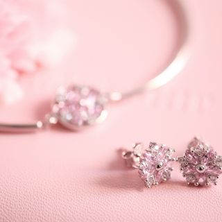 Orecchini con Zirconi: Un Accessorio Versatile e Indispensabile