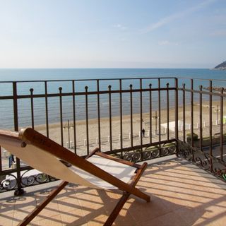 Residence Bagni Amici ad Andora: un'Oasi di Relax e Divertimento per Tutta la Famiglia