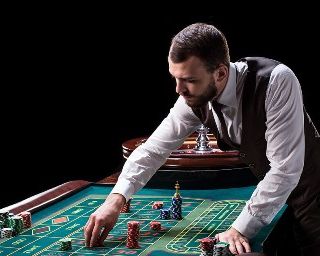 Casinò di Sanremo e Adecco cercano 30 nuovi Croupier: al via le selezioni per il corso di formazione gratuito Casinò di Sanremo e Adecco cercano 30 nuovi Croupier: al via le selezioni per il corso di formazione gratuito