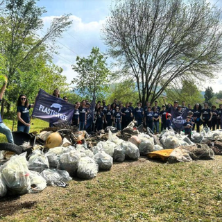 Foto di archivio di volontari di Plastic Free in azione