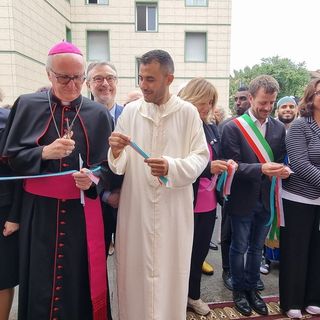 Il vescovo di Pinerolo mentre taglia il nastro