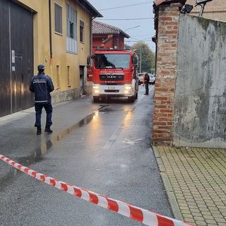 Un'abitazione prende fuoco nel centro di Vigone