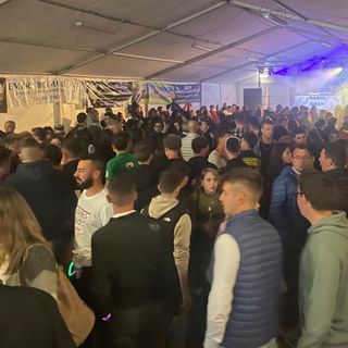 Cene in piazza e passi di danza: Cercenasco fa festa col palchetto