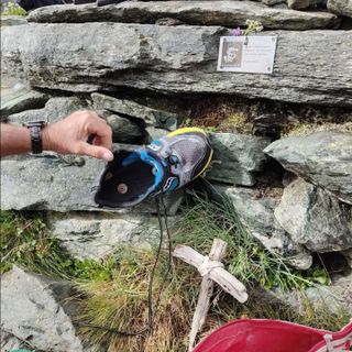 La scarpa e la croce riposizionate al Colle Manzol