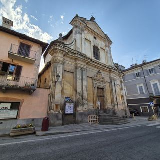 Sabato sera via Vittorio Emanuele II a Bricherasio si riempie di tavoli per la cena in bianco Sabato sera via Vittorio Emanuele II a Bricherasio si riempie di tavoli per la cena in bianco