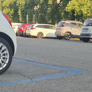 Da domani a Pinerolo si parcheggia gratis sulle strisce blu