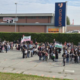 Un fiume di persone da piazza Facta al Carrefour di Pinerolo