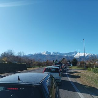 Coda all’imbocco della Val Pellice: “Ci vuole il treno”