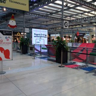 Vestiti femminili al Lingotto per ricordare le donne uccise