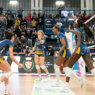 Le monvisine festeggiano (foto di Christian Bosio)