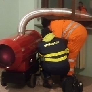 I lavori per asciugare la scuola allagata