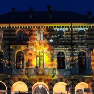 La proiezione sulla facciata del municipio