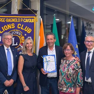La consegna della pergamena al presidente Roberto Bruno
