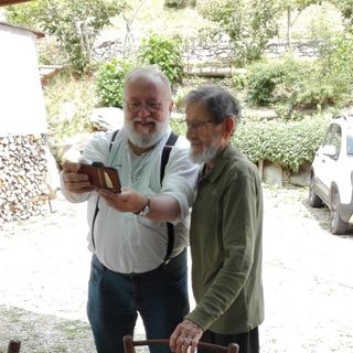 Edy Monnet (a destra), con un turista